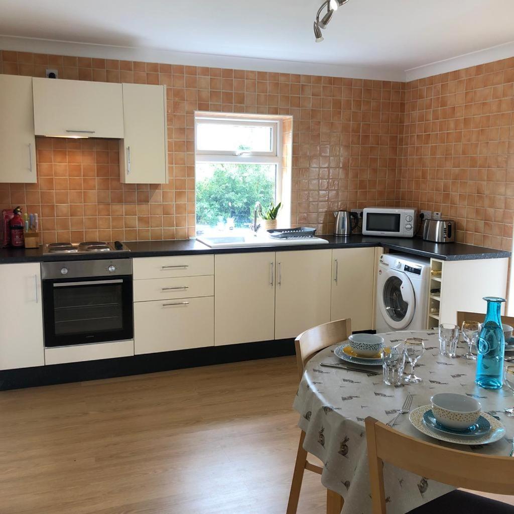 The Annexe - Spacious 2 Bedroom Detached Cottage 카디건 외부 사진